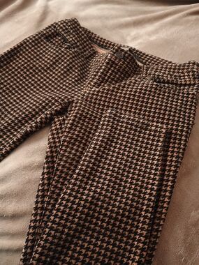 Vera Wang Black and Tan Houndstooth Skinny Pants
